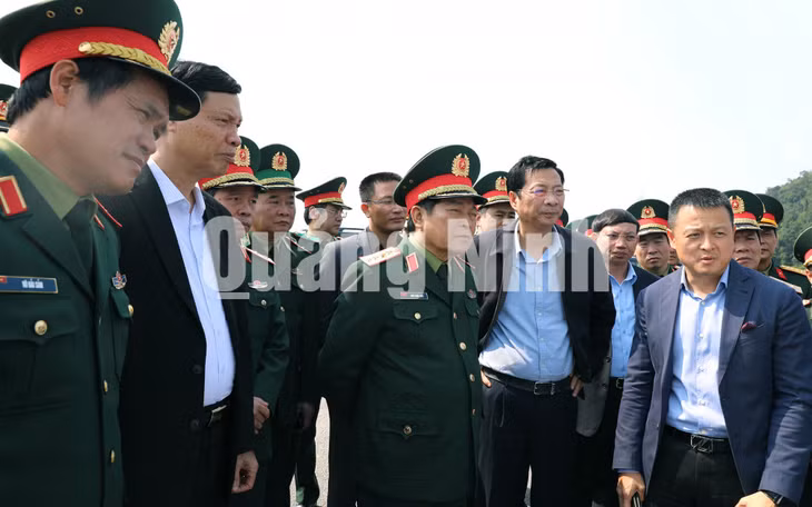 Đại diện Tập đoàn Sun Group (ngoài cùng, bên phải) giới thiệu dự án của Tập đoàn tại Vân Đồn (3-2019). Ảnh: Hồng Nhung