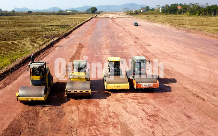 Thi công nền đường K95 cao tốc Vân Đồn - Móng Cái đoạn qua địa bàn huyện Tiên Yên (12-2019). Ảnh: Đỗ Phương