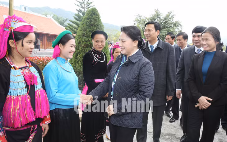 Chủ tịch Quốc hội Nguyễn Thị Kim Ngân thăm hỏi người dân xã Hải Sơn, TP Móng Cái.