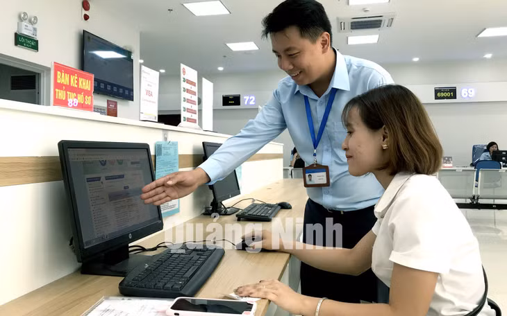 Nhân viên Trung tâm Phục vụ HCC tỉnh hướng dẫn người dân dịch vụ công trực tuyến mức độ 3, 4 (9-2019). Ảnh: Hoàng Quỳnh
