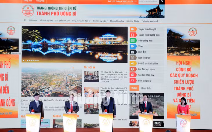 Các đại biểu nhấn nút khai trương Trang thông tin điện tử thành phố.