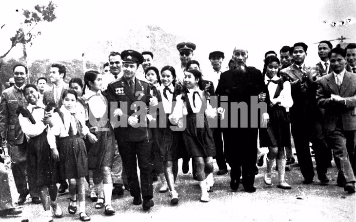 Chủ tịch Hồ Chí Minh cùng G. Titov với các cháu thiếu niên khu Hồng Quảng tại Bãi Cháy (22-1-1962).