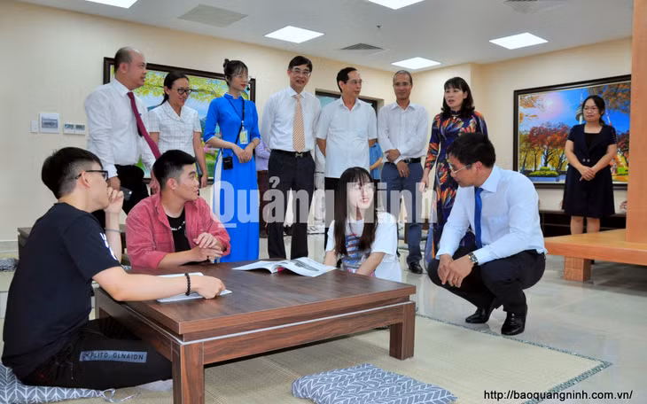 Chủ tịch UBND tỉnh Nguyễn Văn Thắng, Hiệu trưởng Trường Đại học Hạ Long, trò chuyện, động viên các sinh viên (9-2020). Ảnh: Minh Hà