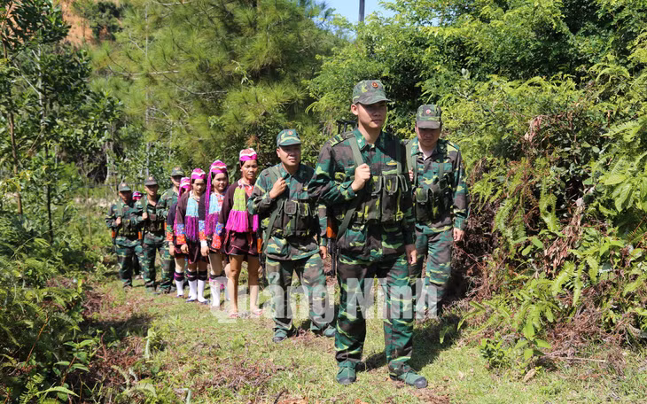 Cán bộ, chiến sĩ Đồn Biên phòng Bắc Sơn phối hợp cùng nhân dân xã Bắc Sơn tuần tra, kiểm soát khu vực biên giới (12-2019). Ảnh: Hữu Việt