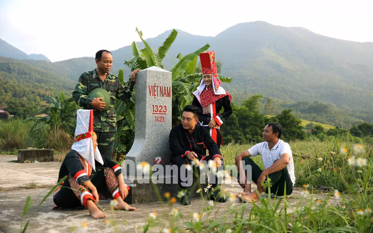 Cán bộ chiến sĩ Đồn Biên phòng Hoành Mô và nhân dân thực hiện tuần tra, đảm bảo an ninh biên giới (9-2019). Ảnh: Hùng Sơn