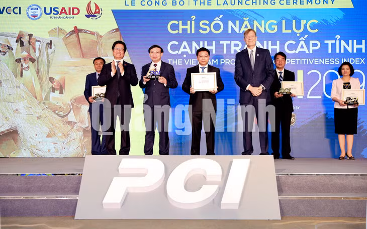 Tỉnh Quảng Ninh nhận cúp quán quân PCI năm 2019. Ảnh: Đỗ Phương