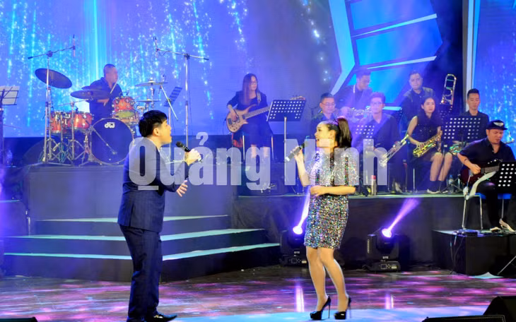 Ca sĩ Việt nam biểu diễn tại Festival (1-2020). Ảnh: Minh Hà