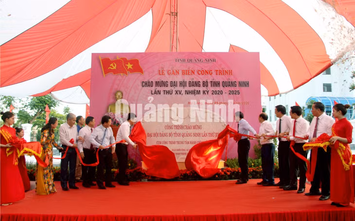 Các đại biểu cắt băng khánh thành, gắn biển Cụm công trình Trung tâm Hành chính tỉnh (9-2020). Ảnh: Thu Chung