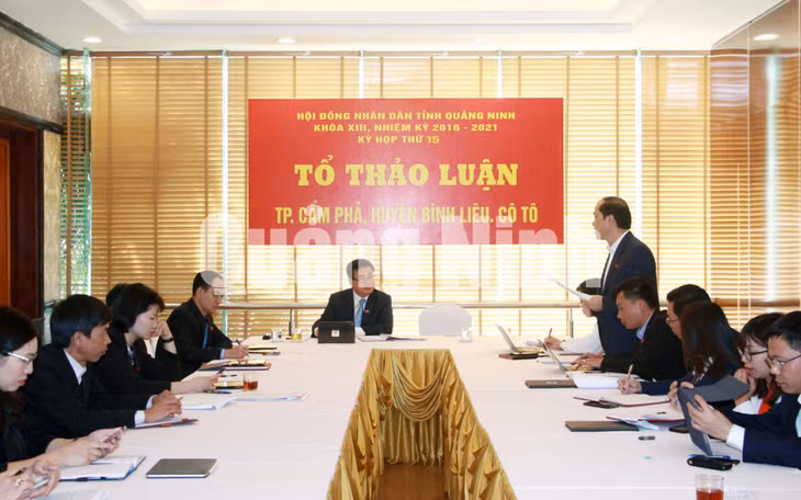Các đại biểu thảo luận tại tổ (12-2019).. Ảnh: Hùng Sơn
