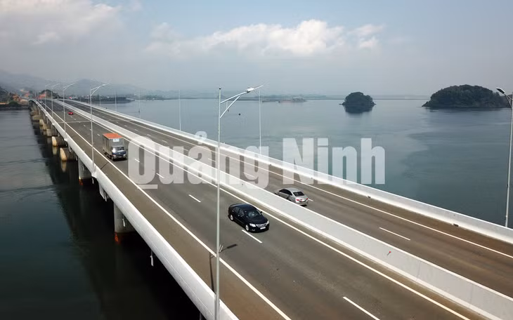 Phương tiện giao thông lưu thông trên cầu Cẩm Hải (2-2020). Ảnh: Đỗ Giang