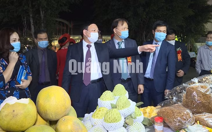 Các đồng chí lãnh đạo tham quan các gian hàng tại hội chợ triển lãm (12-2020). Ảnh: Dương Hương
