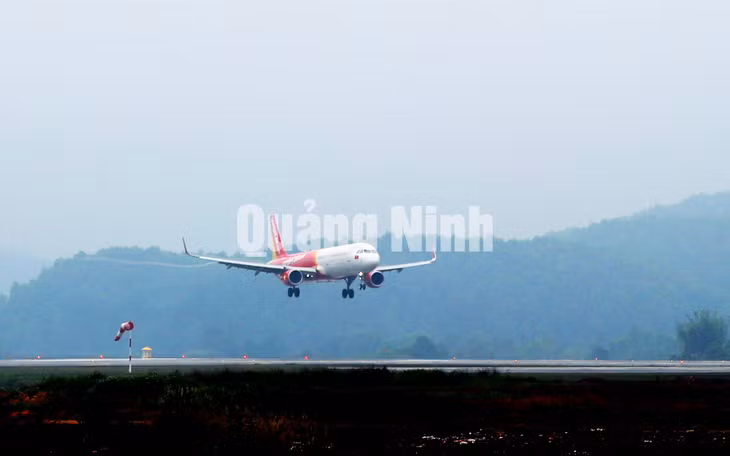 Đúng 11h30’ ngày 20-1-2019, chuyến bay đầu tiên của Vietjet Air mang số hiệu VJ A636 khởi hành từ sân bay Tân Sơn Nhất (TP Hồ Chí Minh) chở 172 hành khách đã đáp xuống Cảng hàng không quốc tế Vân. Ảnh: Đỗ Phương