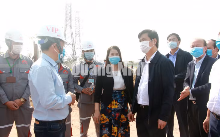 Chủ tịch UBND tỉnh Nguyễn Tường Văn đề nghị Công ty TNHH Texhong Dệt kim Việt Nam đẩy nhanh tiến độ thi công các nhà máy sản xuất tại KCN Cảng biển Hải Hà (2-2021). Ảnh: Mạnh Trường