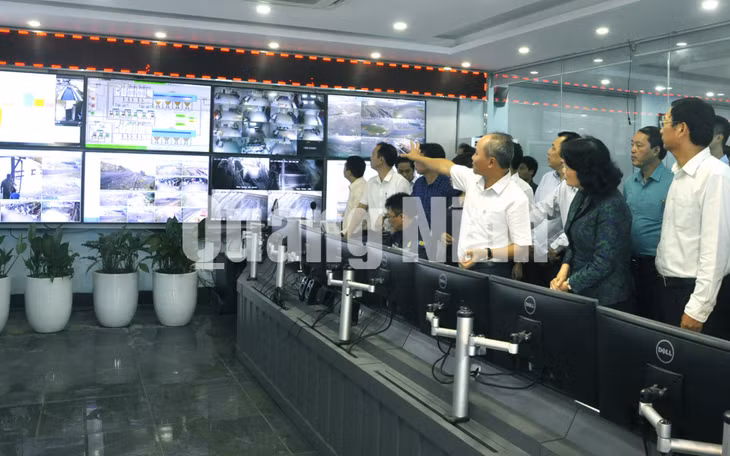 Phó Chủ tịch nước Đặng Thị Ngọc Thịnh cùng đoàn công tác tham quan Trung tâm điều hành sản xuất tập trung của Công ty CP Than Hà Lầm (11-2018). Ảnh: Hồng Nhung
