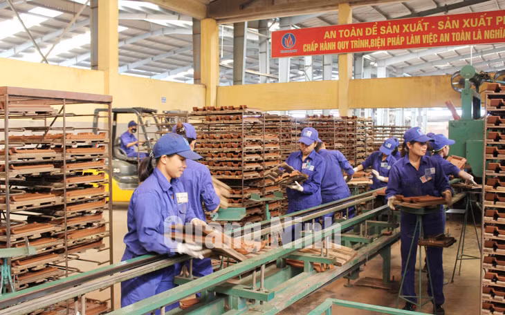 Phân xưởng sản xuất ngói xây dựng của Nhà máy gạch Tiêu Giao (Viglacera Hạ Long). Ảnh: Hiểu Trân