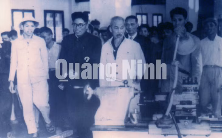 Chủ tịch Hồ Chí Minh thăm Xưởng Cơ khí tỉnh Hải Ninh.