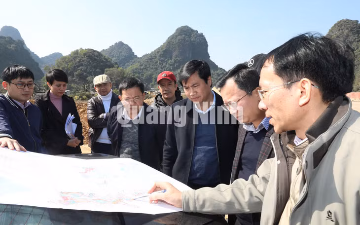 Chủ tịch UBND tỉnh Nguyễn Tường Văn kiểm tra công tác triển khai quy hoạch, khai thác quỹ đất dọc 2 bên tuyến đường bao biển Hạ Long - Cẩm Phả (1-2021). Ảnh: Đỗ Phương
