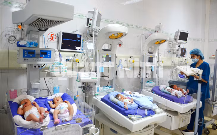 Trẻ sơ sinh được chăm sóc tại Bệnh viện Sản nhi Quảng Ninh (10-2018). Ảnh: Nguyễn Hoa