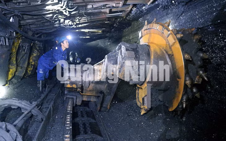 Công nhân Phân xưởng Khai thác 2 điều khiển giàn chống tự hành kết hợp máy khấu than (3-2020). Ảnh: do đơn vị cung cấp