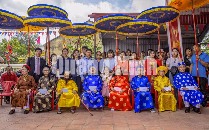 Các cụ thượng thọ của mỗi dòng họ tập trung về nhà thờ họ để con cháu chúc mừng (9-2-2019). Ảnh: Dương Phượng Đại