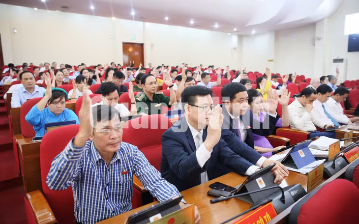 Các đại biểu HĐND tỉnh biểu quyết thông qua các nghị quyết (7-2019). Ảnh: Đỗ Phương