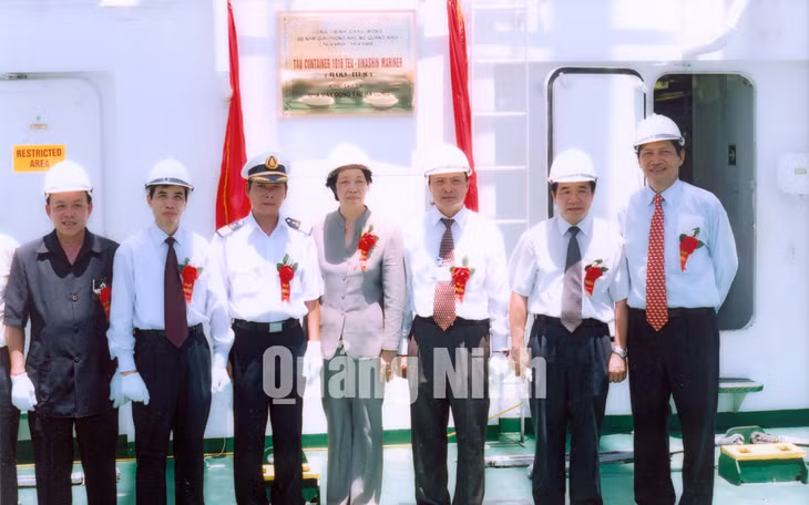Lễ gắn biển Công trình chào mừng 50 năm giải phóng khu mỏ QN (25/4/1955-2005) trên tàu Container 1016TEU.