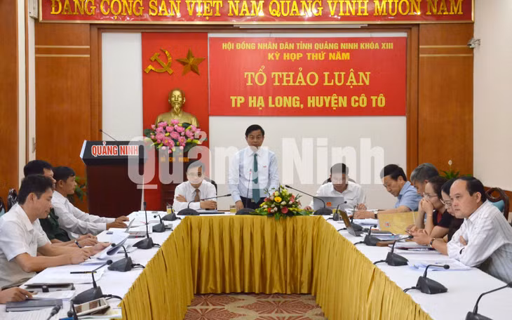 Đại biểu Tổ thảo luận TP Hạ Long, huyện Cô Tô tham gia ý kiến vào các nội dung tại kỳ họp.