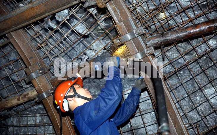Công nhân thực hiện lắp đặt vì kèo chống mái và bơm nước thẩm thấu qua đất chảy vào lò để tránh sạt lở. Ảnh: Đỗ Phương