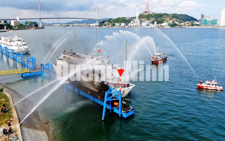 Cảng tàu khách quốc tế Hạ Long phối hợp cùng Cảnh sát PCCC&amp;CNCH tỉnh tổ chức diễn tập PCCC tại khu vực cảng (8-2019). Ảnh: Đỗ Phương