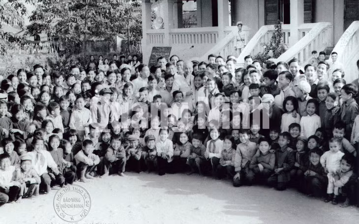 Chủ tịch Hồ Chí Minh chụp ảnh cùng giáo viên, học sinh Trường cấp I, II tỉnh Hải Ninh.