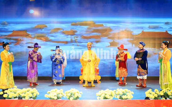 Phần thi tiểu phẩm của Đội thi Đảng bộ Hải quan Quảng Ninh nhận được sự cổ vũ nhiệt tình của đông đảo khán giả (9-2020). Ảnh: Khánh Giang