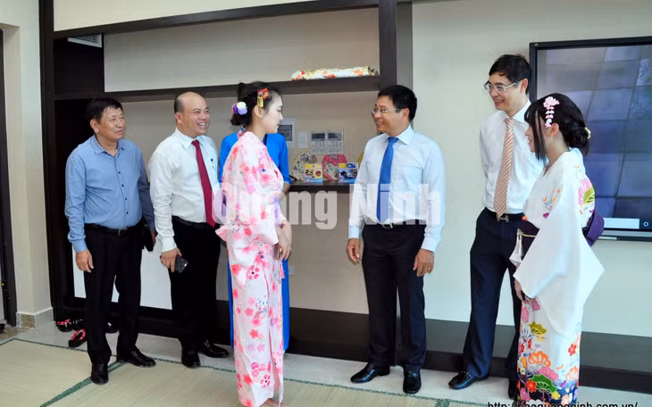 Các đại biểu thăm, trò chuyện với các sinh viên chuyên ngành Ngôn ngữ Nhật bản của Khoa Ngoại ngữ (9-2020). Ảnh: Minh Hà