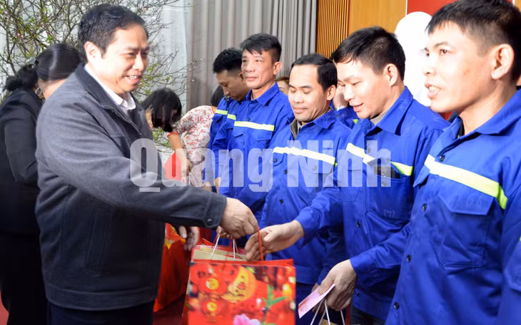 Đồng chí Phạm Minh Chính và các đồng chí lãnh đạo tỉnh Quảng Ninh, TKV gặp mặt, chúc Tết đại diện công nhân của Công ty Than Hòn Gai trước khi lên ô tô về quê ăn Tết (2-2018). Ảnh: Nguyễn Thanh