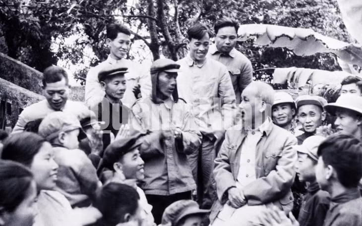 Chủ tịch Hồ Chí Minh cùng đồng chí Hoàng Chính, Bí thư Tỉnh ủy Hải Ninh thăm hỏi cán bộ, xã viên HTX Soáy Nguồn, xã Đoan Tĩnh, TX Móng Cái.
