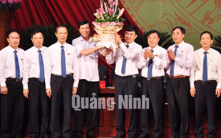 Đồng chí Nguyễn Đức Long, Phó Bí thư Tỉnh uỷ, Chủ tịch UBND tỉnh tặng hoa chúc mừng BCH Đảng bộ Than Quảng Ninh khóa IV.