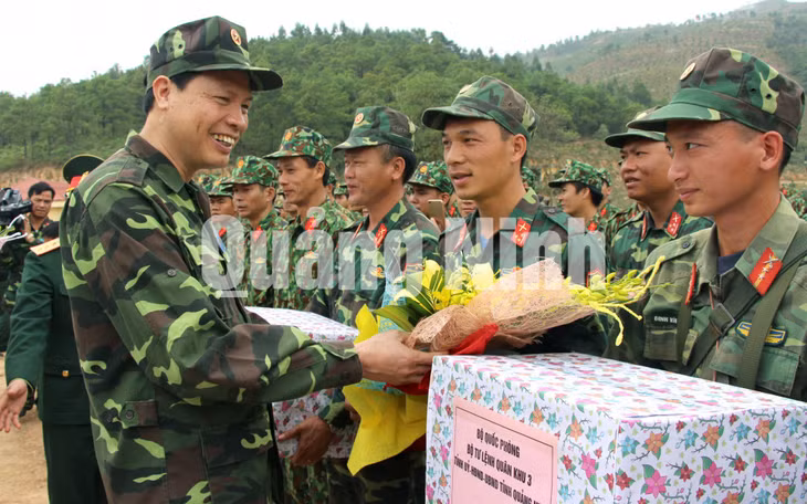 Đồng chí Nguyễn Đức Long, Phó Bí thư Tỉnh uỷ, Chủ tịch UBND tỉnh, Trưởng Ban Tổ chức diễn tập tỉnh, tặng quà các đơn vị tham gia diễn tập. Ảnh: Hồng Ngọc (CTV)