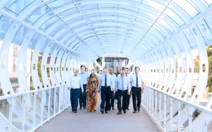Bí thư Tỉnh ủy Nguyễn Xuân Ký kiểm tra hệ thống cầu kính kết nối các trụ sở liên cơ quan với trụ sở UBND tỉnh (9-2020). Ảnh: Thu Chung