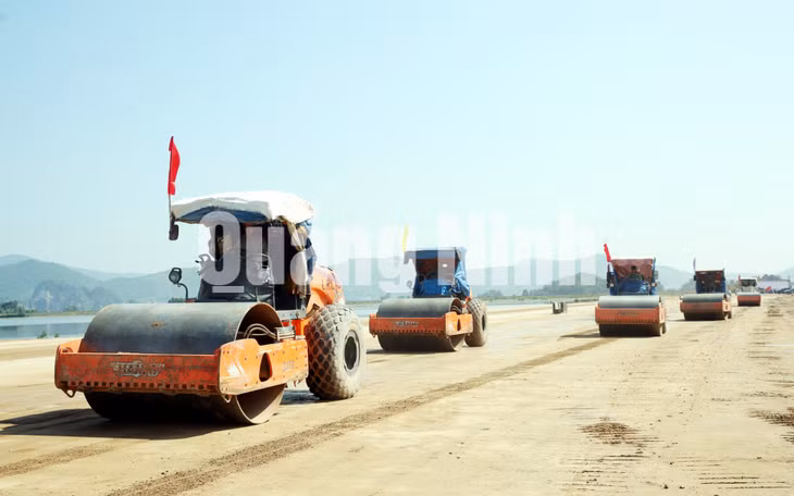 Thi công nền đường, thảm nhựa, các nút giao, cầu vượt và cống khẩu độ lớn (10-2016). Ảnh: Đỗ Phương