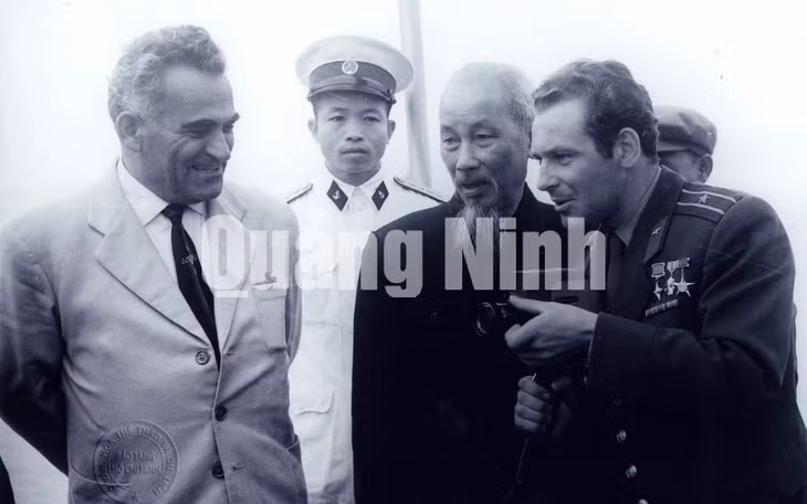 Chủ tịch Hồ Chí Minh trò chuyện cùng G.Titov và Đai sứ Liên Xô tại Việt Nam trên tầu Hải Lâm thăm Vịnh Hạ Long.