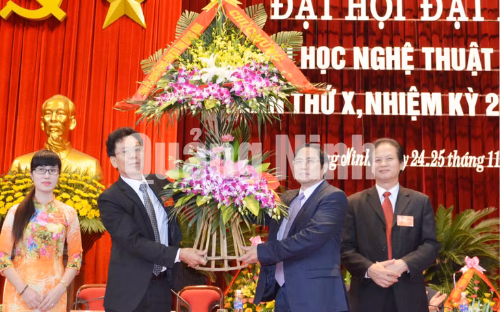 Bí thư Tỉnh ủy tặng hoa chúc mừng đại hội.