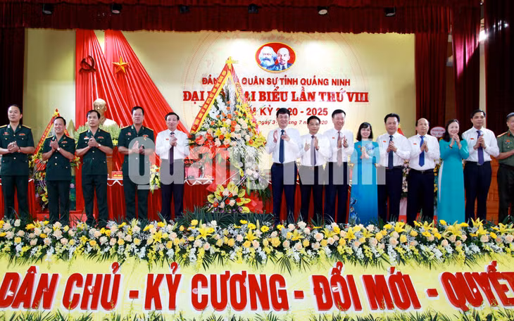 Lãnh đạo tỉnh tặng hoa chúc mừng đại hội (7-2020). Ảnh: Thu Chung