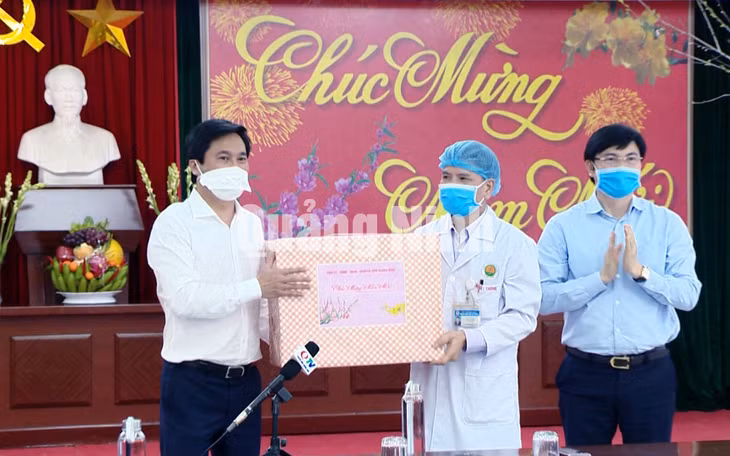 Chủ tịch UBND tỉnh Nguyễn Tường Văn tặng quà Tết cho đội ngũ y bác sỹ đang điều trị tại Bệnh viện số 2 (2-2021). Ảnh: Hữu Tuân