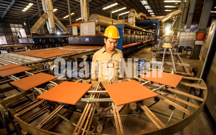 Sản xuất gạch ốp lát tại Công ty CP Gốm Đất Việt (7-2020). Ảnh: Phạm Học