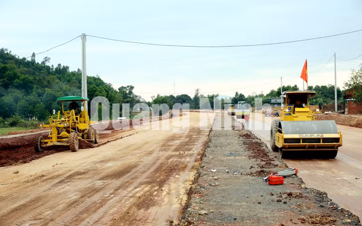 Nhà thầu thi công dự án Đường giao thông trục chính (KKT Vân Đồn) kết nối với Cảng hàng không Quảng Ninh. Ảnh: Đỗ Phương