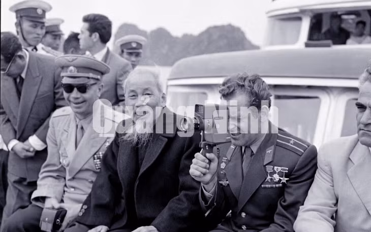 Chủ tịch Hồ Chí Minh trò chuyện cùng G.Titov và Đai sứ Liên Xô tại Việt Nam trên tầu Hải Lâm thăm Vịnh Hạ Long.