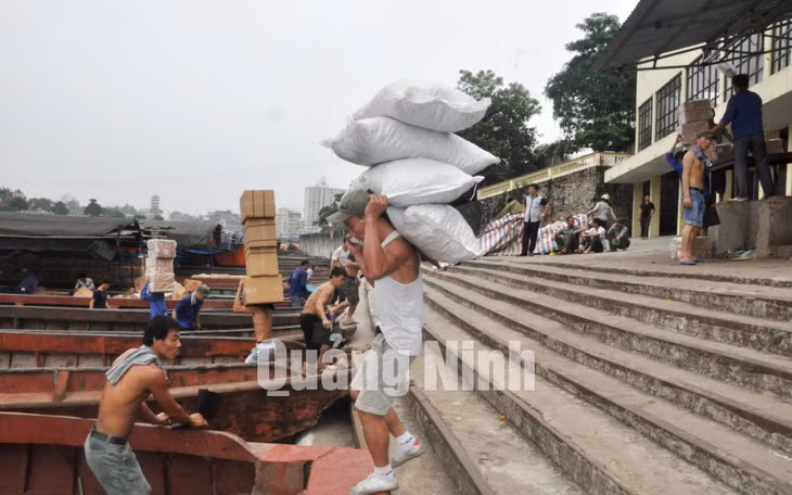 Bốc hàng xuất khẩu tại cửa khẩu Ka Long. Ảnh: Trung Thành