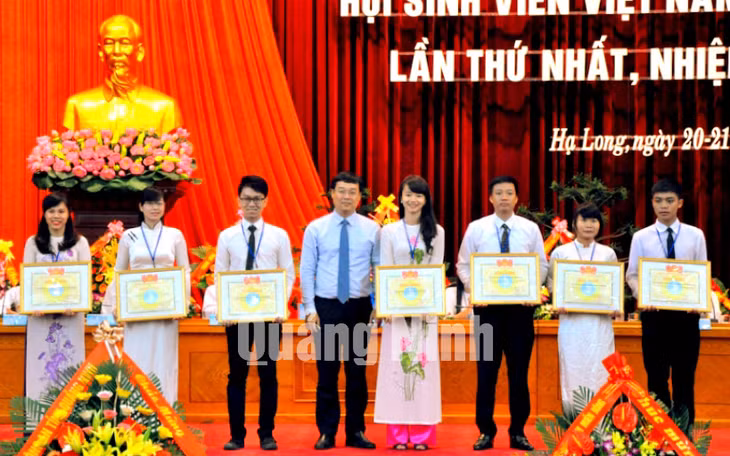 Trung ương Hội Sinh viên Việt Nam và Tỉnh Đoàn trao bằng khen cho các tập thể và cá nhân có thành tích xuất sắc trong học tập và tham gia công tác Đoàn, Hội.