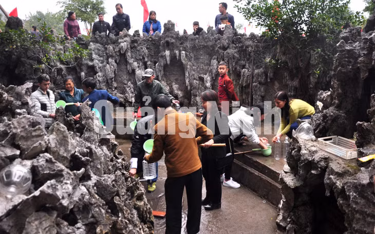Du khách tới thăm khu vực "Giếng Tiên" thuộc đền Cặp Tiên (3-2018). Ảnh: Cẩm Thu