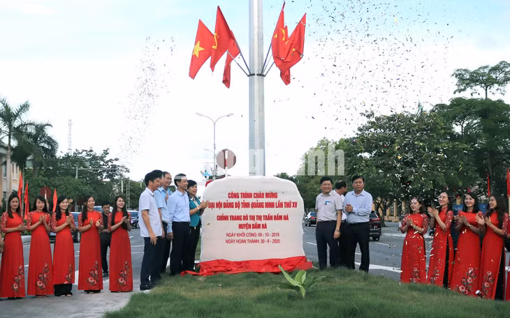 Các đại biểu gắn biển công trình Chỉnh trang đô thị, thị trấn Đầm Hà, huyện Đầm Hà (9-2020). Ảnh: Hữu Việt