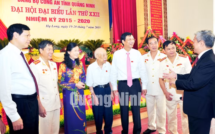 Các đồng chí lãnh đạo tỉnh trò chuyện cùng đại biểu dự Đại hội